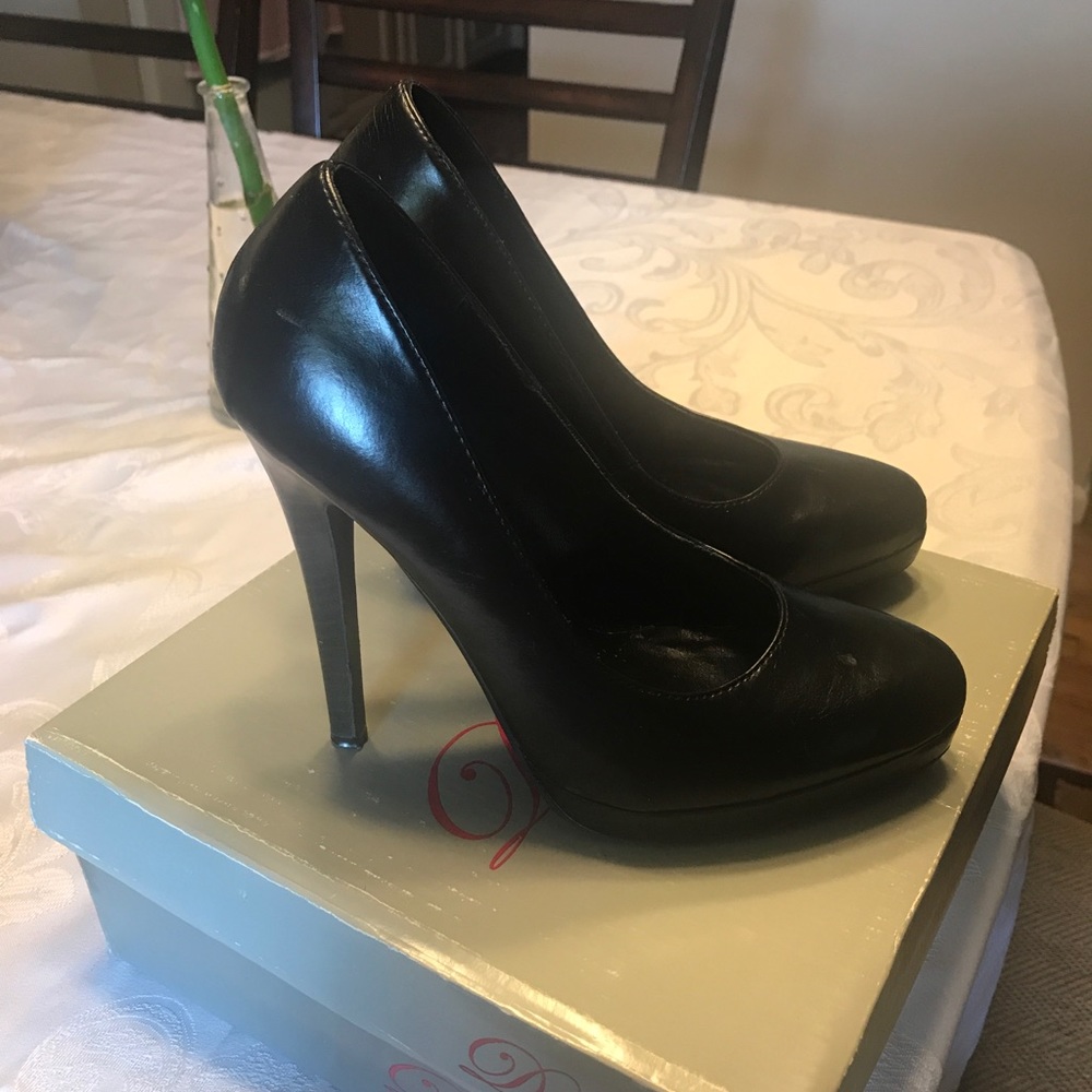 Size 6 pumps - Picture 3 of 8